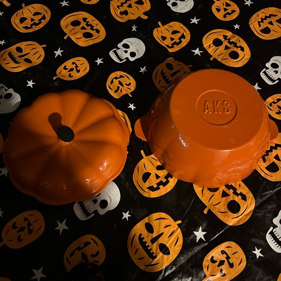 Cast Iron Enameled Pumpkin Pot with Lid - Picture 5 of 5